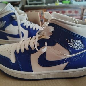 WOMENS Nike Air Jordan Blue and White Sneakers - SIZE 9.5 ( Excellent Condition)